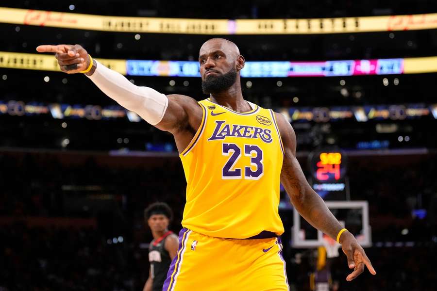 LeBron James deixou os Lakers e ainda não escolheu outra equipa LeBron James deixou os Lakers e ainda não escolheu outra equipa