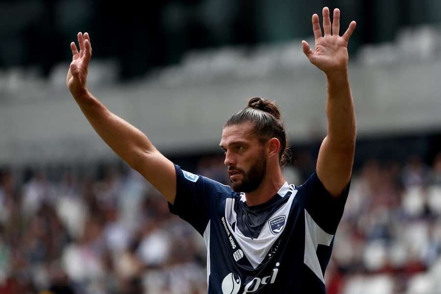 English forward Andy Carroll waves during the French Nationale 2 football match between Girondins de Bordeaux and Voltigeurs de Chateaubriant 