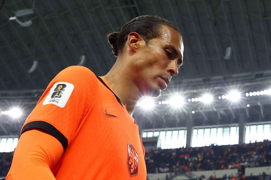 Van Dijk nebyl po prvním duelu na MS spokojený. Van Dijk nebyl po prvním duelu na MS spokojený.