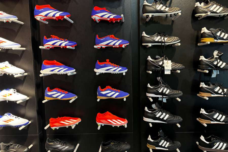 Botas de fútbol en una tienda.