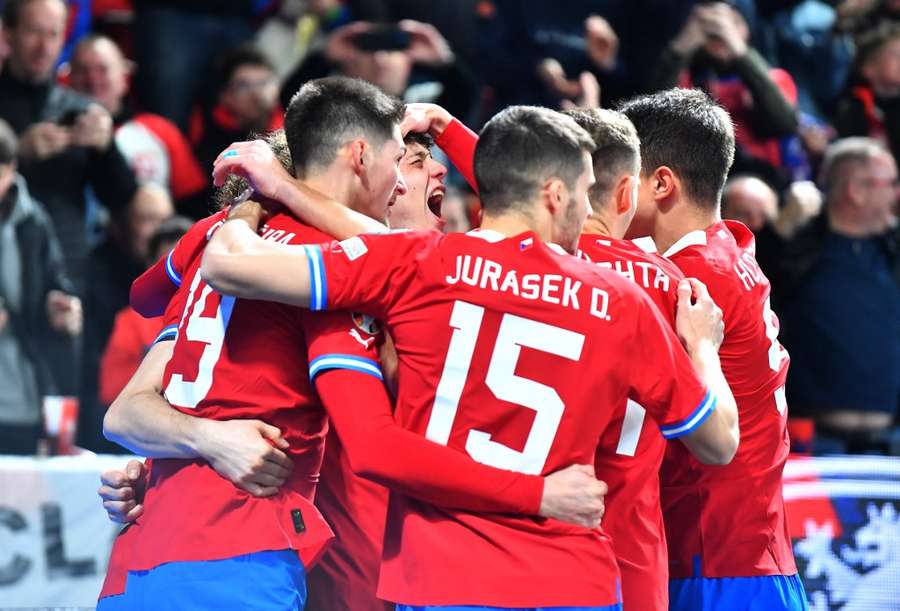 Češi proti Polákům udeřili dvakrát během úvodních tří minut. Češi proti Polákům udeřili dvakrát během úvodních tří minut.