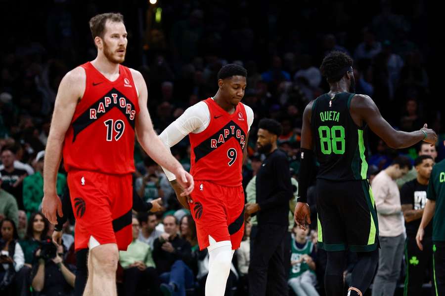 Jakob Pöltl (l.) stellte eine neue Bestmarke in der NBA auf.