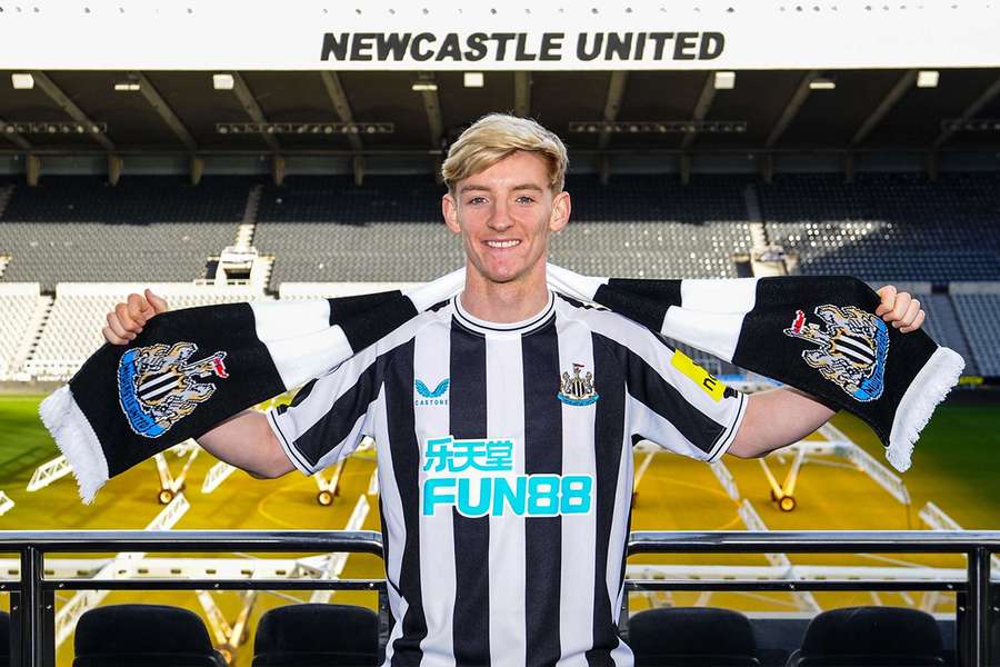 Oficial: Anthony Gordon é reforço do Newcastle