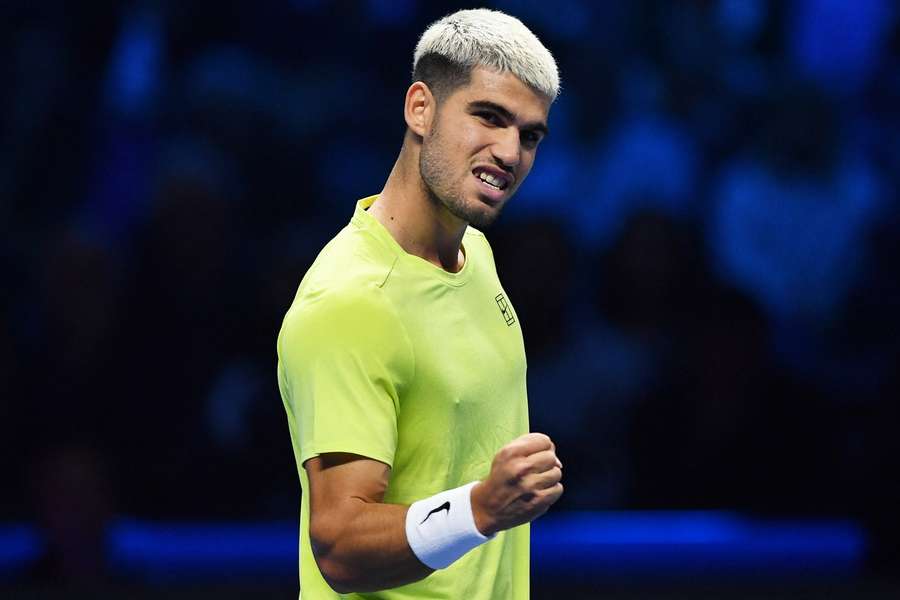 Alcaraz oslavuje výhru na Turnaji majstrov. Alcaraz oslavuje výhru na Turnaji majstrov.