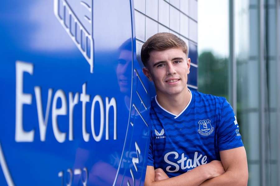 Thomas signs pro Everton deal