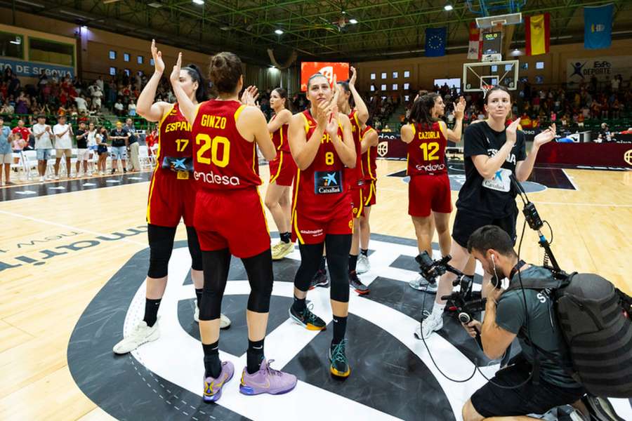 Las jugadoras de España aplauden al público de Segovia