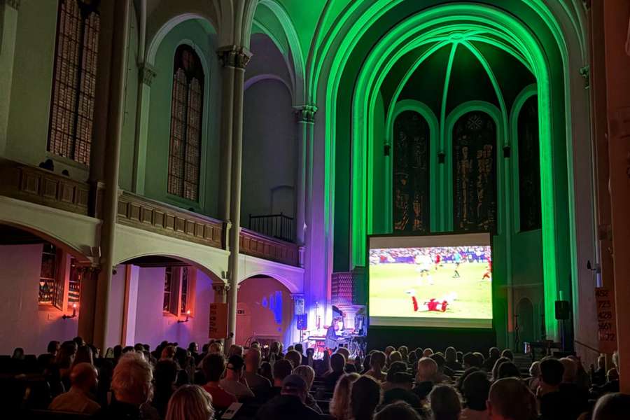 Organista musicando partida da Euro na Igreja dos 12 Apóstolos de Berlim