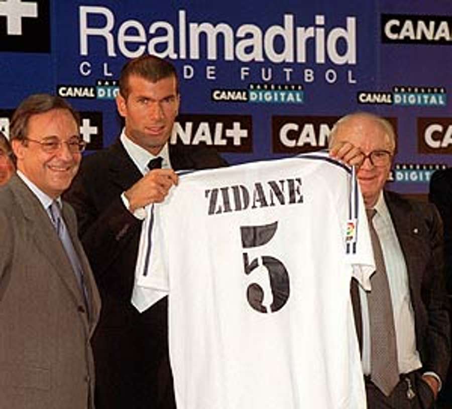 Zidane, en su presentación como jugador del Real Madrid en 2001