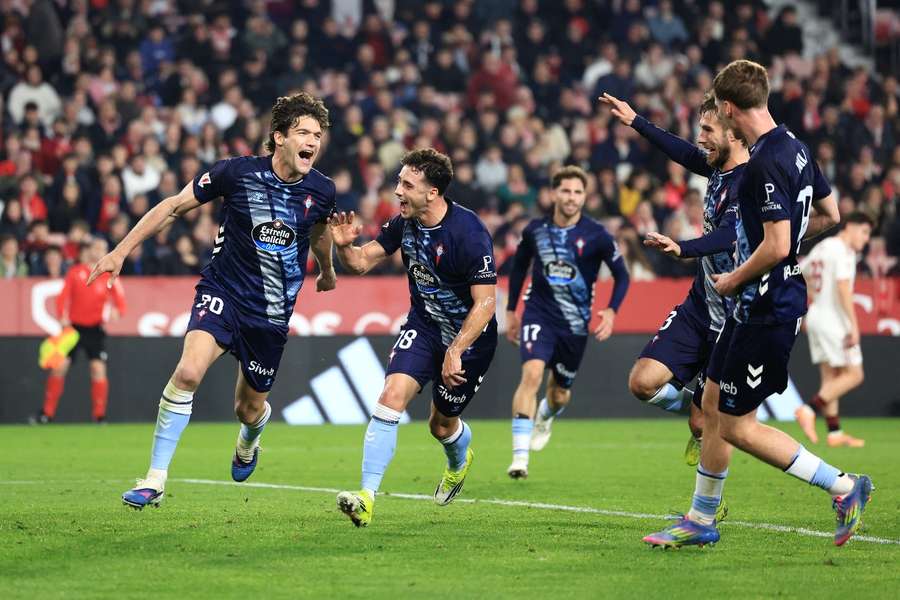 Marcos Alonso celebra con sus compañeros el gol