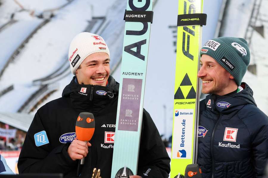 Philipp Raimund (l.) und Felix Hoffmann sind bei der Vierschanzentournee gut im Rennen.