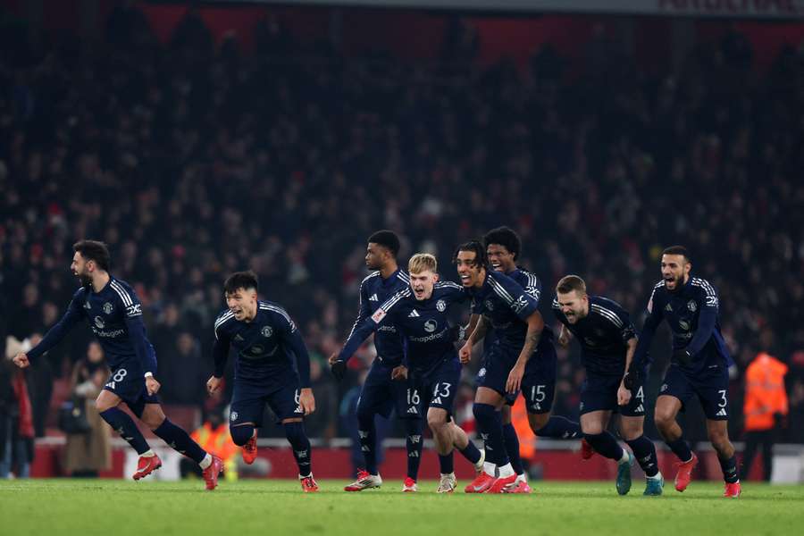 Man Utd's players celebrate their third-round win