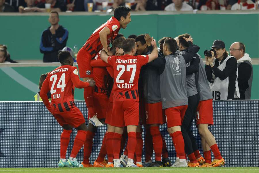 Spelers van Eintracht Frankfurt vieren de 2-1