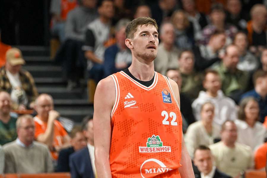 Tibor Pleiß ist vorerst zum Zuschauen gezwungen. Tibor Pleiß ist vorerst zum Zuschauen gezwungen.