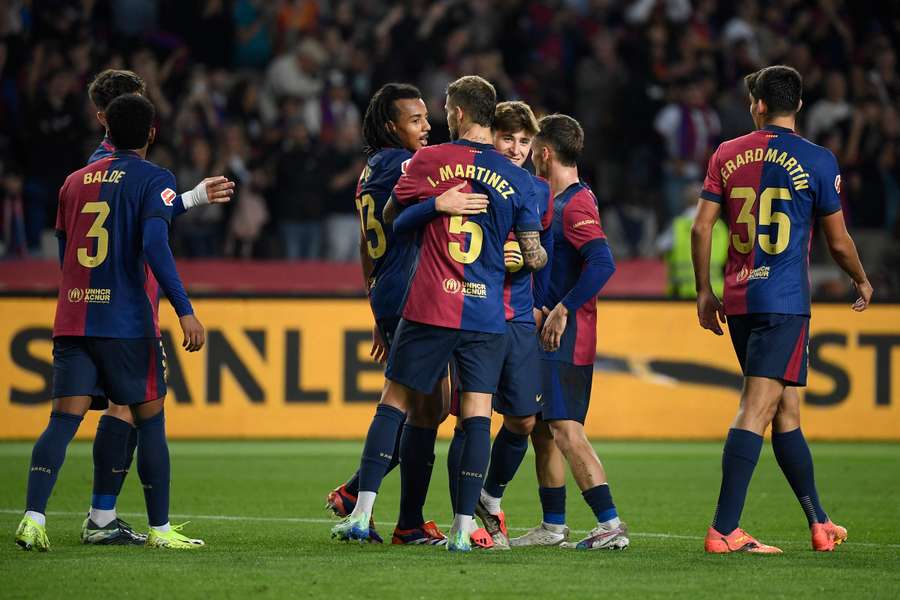 De spelers van Barcelona vieren de 4-0 van Pablo Torre