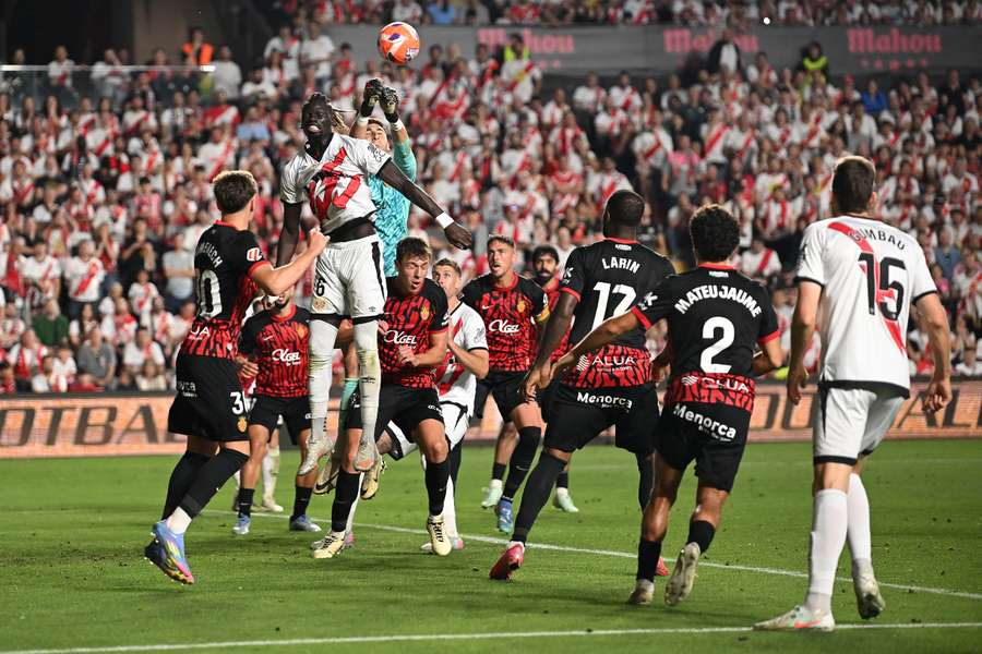 El Rayo disputará la Conference League tras su empate en casa ante el Mallorca (0-0)