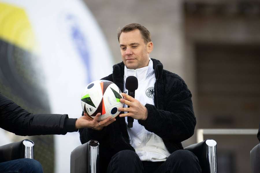Manuel Neuer und der offizielle Spielball der EM 2024.