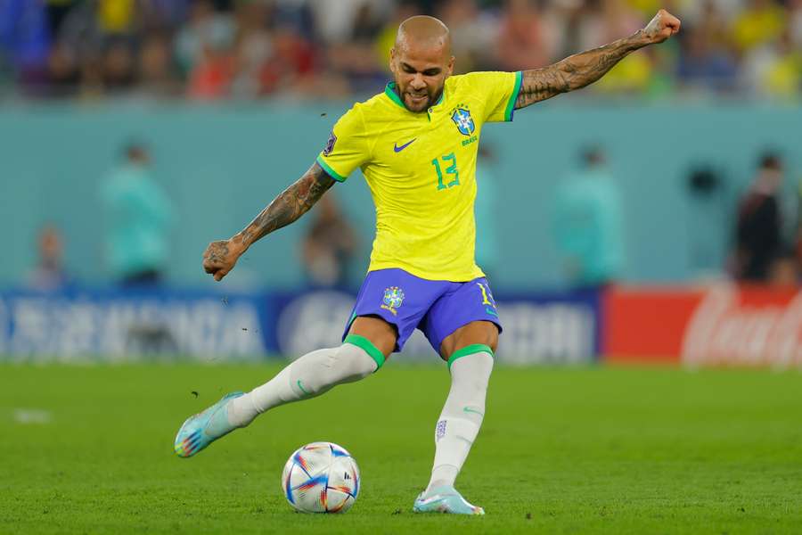 Daniel Alves tornou-se no jogador mais velho a disputar um jogo pelo Brasil em Mundiais