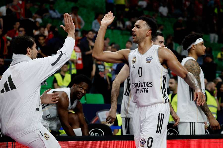 Trey Lyles, chocando la mano Trey Lyles, chocando la mano