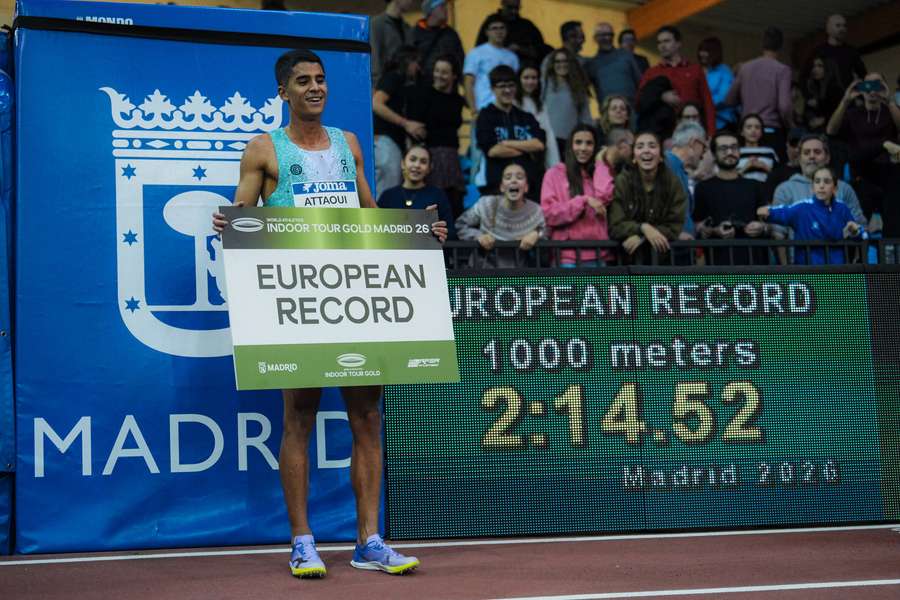 Mohamed Attaoui, orgulloso con su récord de Europa de 1.000 metros en pista cubierta