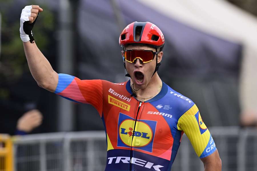 Jonathan Milan venceu ao sprint a segunda etapa do Tirreno-Adriático