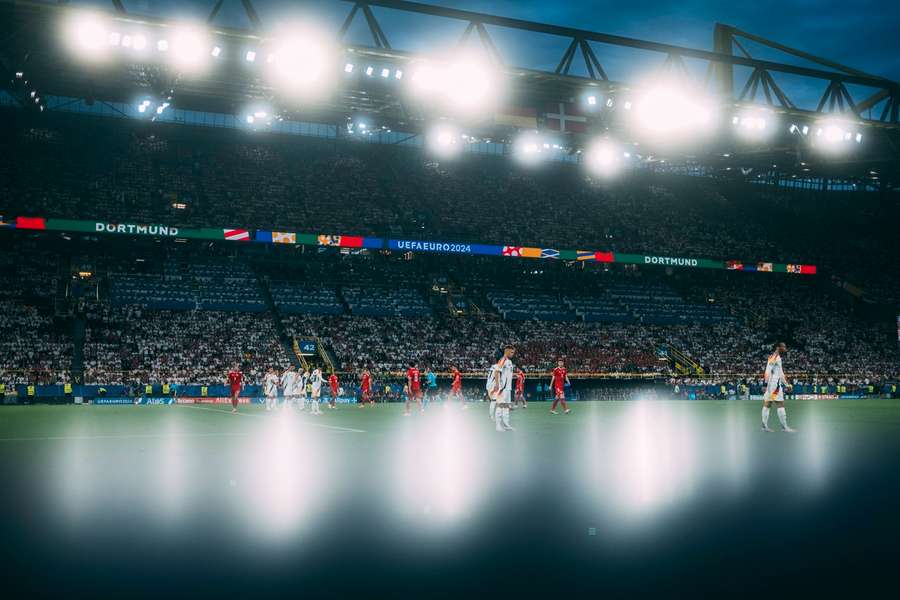 Die Person war während des EM-Achtelfinalspiels aufs Dach geklettert. Die Person war während des EM-Achtelfinalspiels aufs Dach geklettert.