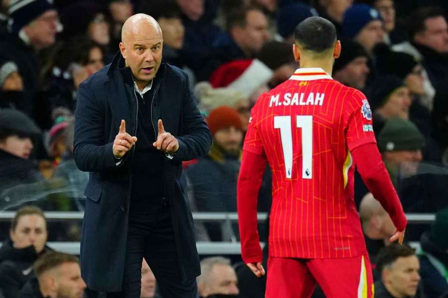 Arne Slot (l.) und Mo Salah träumen vom Titel in England