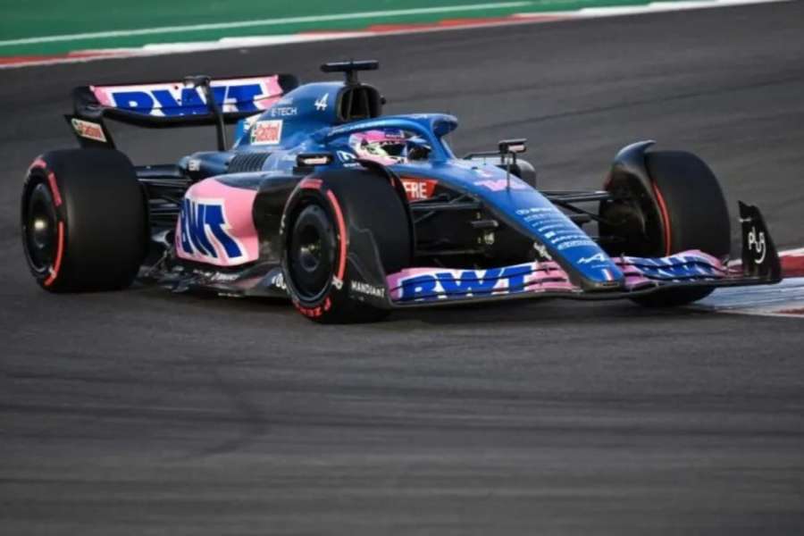 La FIA castiga a Fernando Alonso con 30 segundos por correr sin el retrovisor