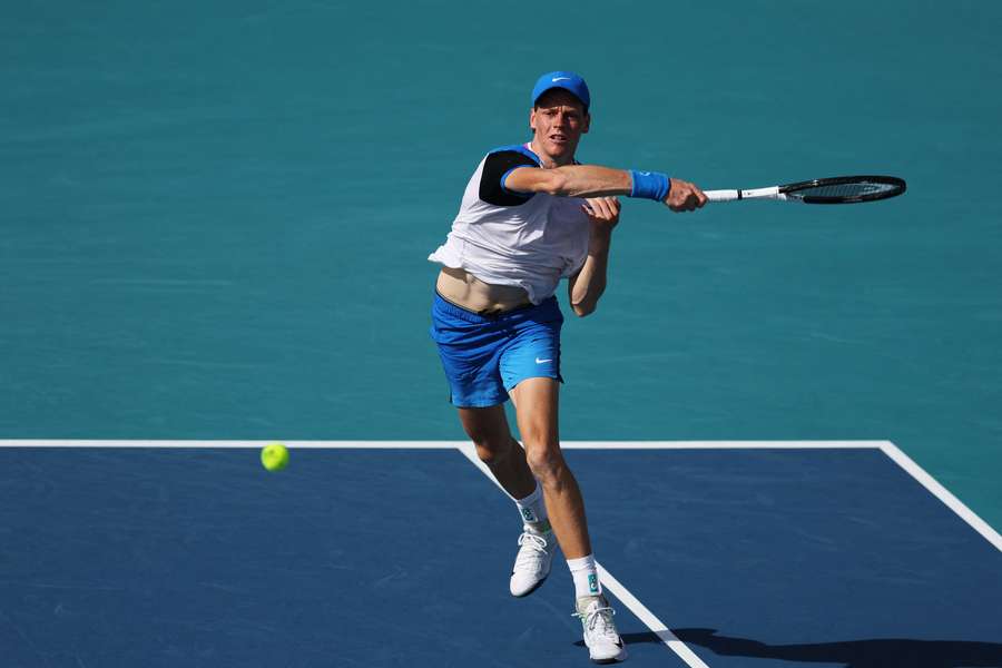 Jannik Sinner in actie tegen Christopher O'Connell