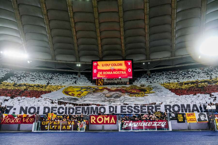 La Curva Sud piena di tifosi della Roma