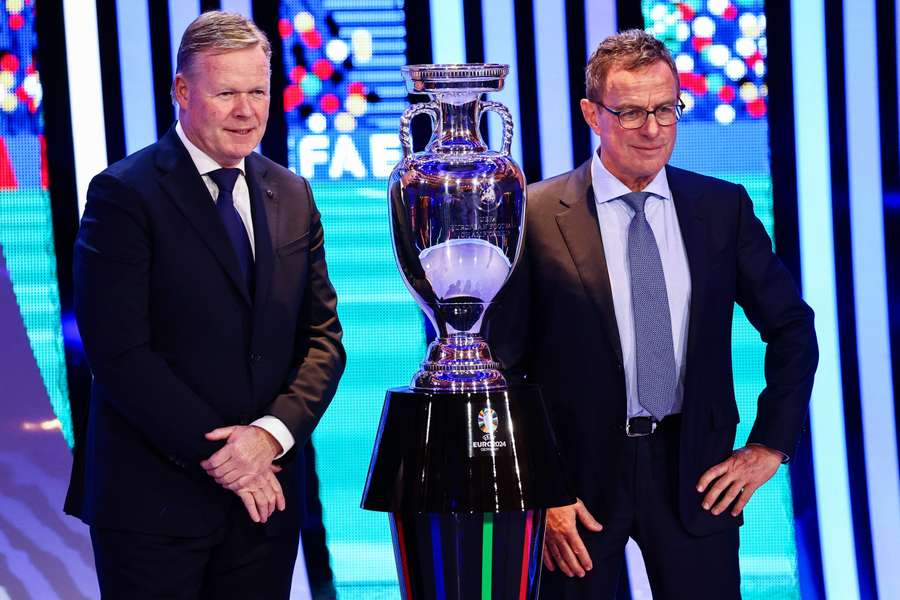 Ronald Koeman e Ralf Rangnick posam ao lado do troféu do Euro-2024