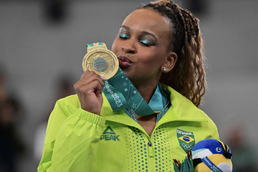 Multicampeã, Rebeca Andrade tende a rivalizar holofotes com Simone Biles