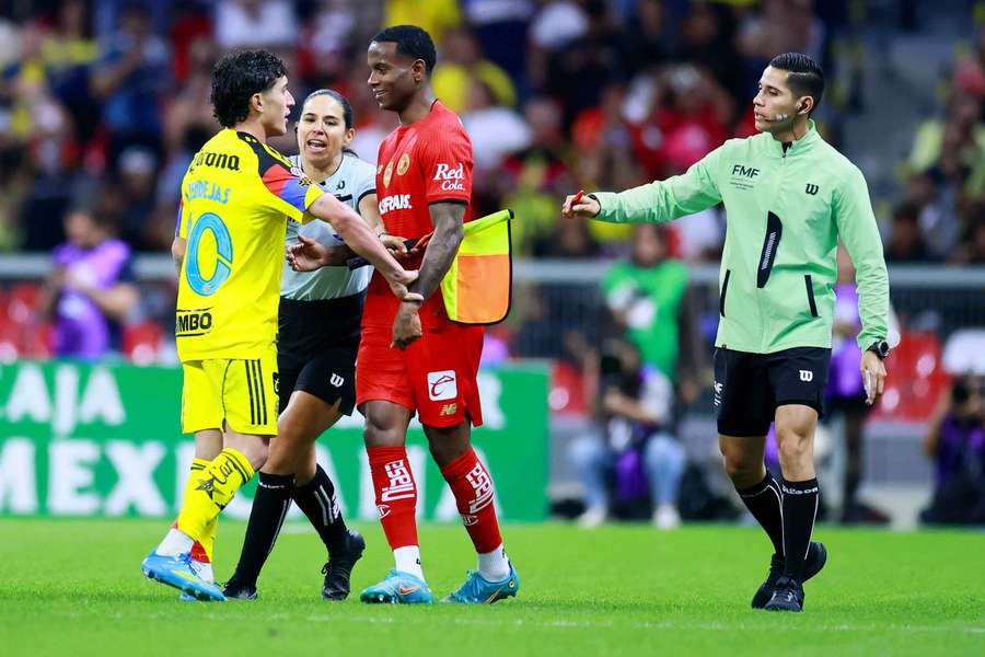 Helinho se encara con un rival