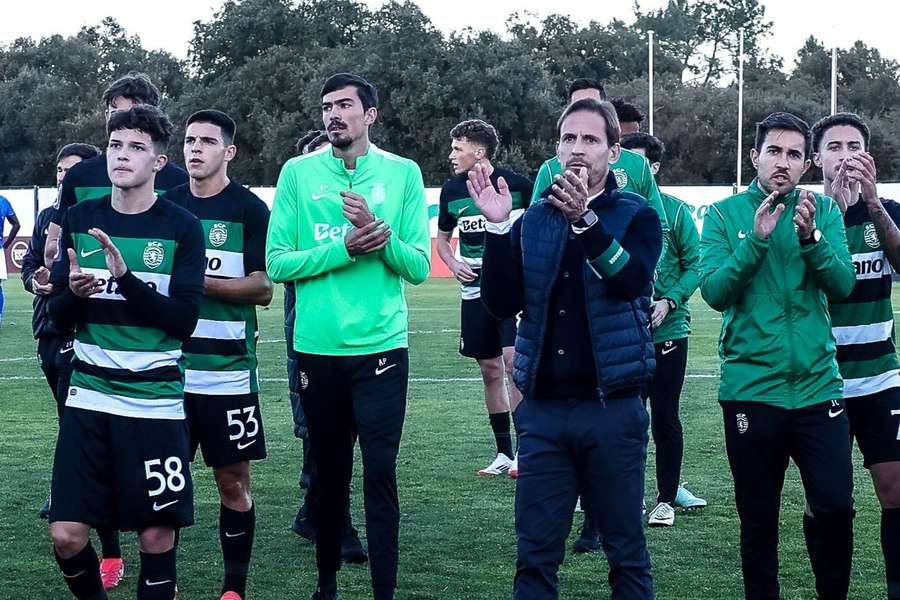 Jogadores do Sporting acompanham treinador João Pereira