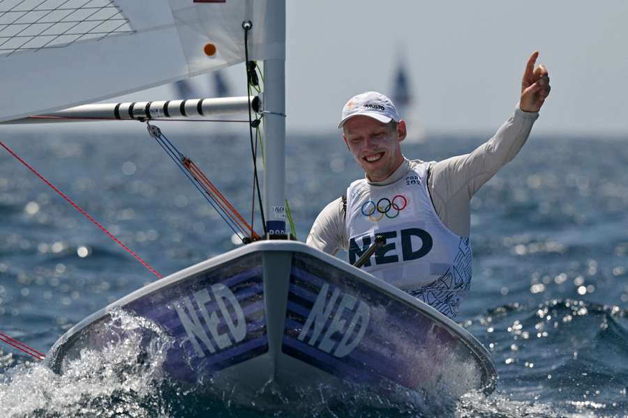 Duko Bos won voor de kust van Marseille meteen zijn eerste olympische race