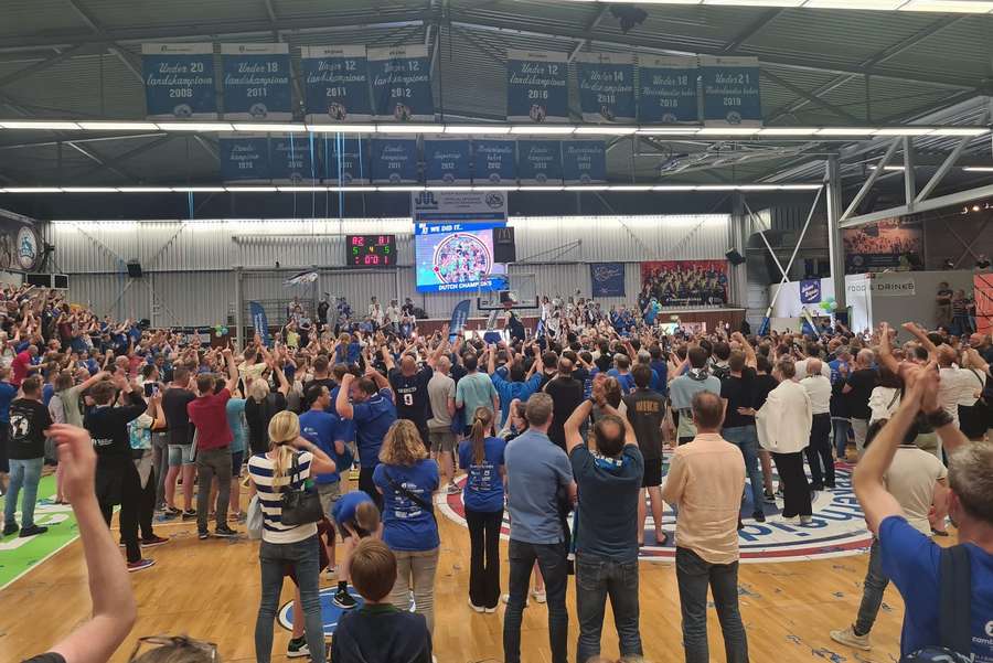 Met een voorsprong van 16 punten en nog 2.40 op de klok, leek er niets aan de hand voor Donar