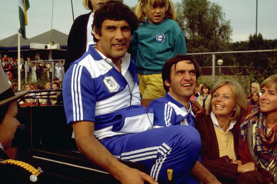 Paul Litjens (l) samen met Andre Bolhuis, vrouwen en kinderen in een rijtuig voor de huldiging van een kampioenschap in 1982