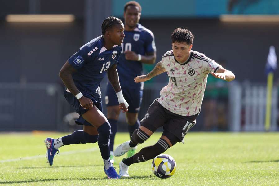 Sidny Lopes Cabral joga a bola perante o olhar de Gutiérrez Sidny Lopes Cabral joga a bola perante o olhar de Gutiérrez