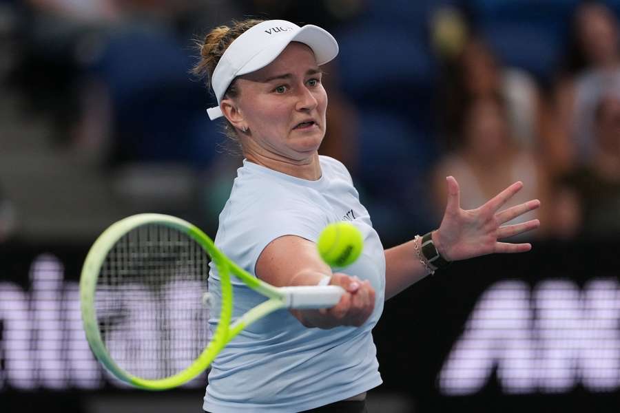 Barbora Krejčíková s Jelenou Ostapenkovou v Abú Zabí postupují.