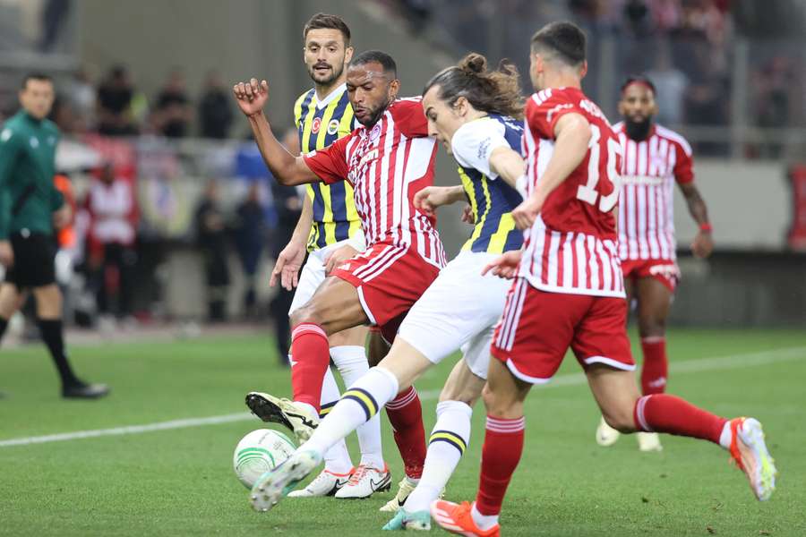 Fenerbahce a pierdut cu 3-2 pe terenul lui Olympiakos