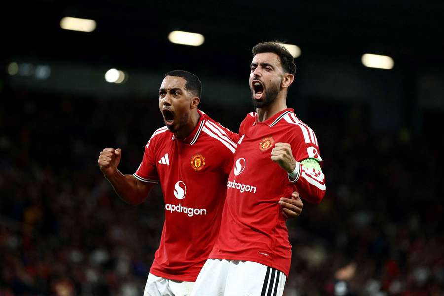 Bruno Fernandes festeja ao lado de Tielemans Bruno Fernandes festeja ao lado de Tielemans