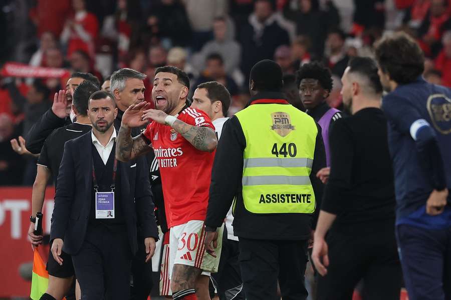 Otamendi saiu com queixas físicas no clássico com o FC Porto