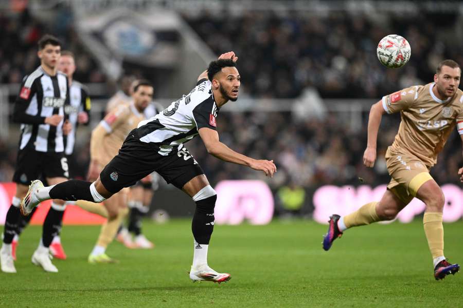 Lloyd Kelly z Newcastle United w akcji podczas Emirates FA Cup