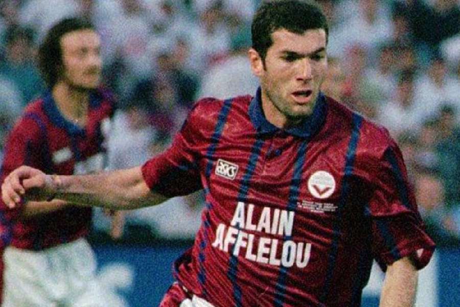 Zidane in azione con la maglia del Bordeaux