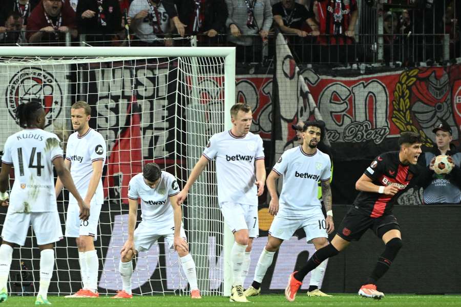 Los jugadores del West Ham United reaccionan tras el primer gol del Bayer Leverkusen