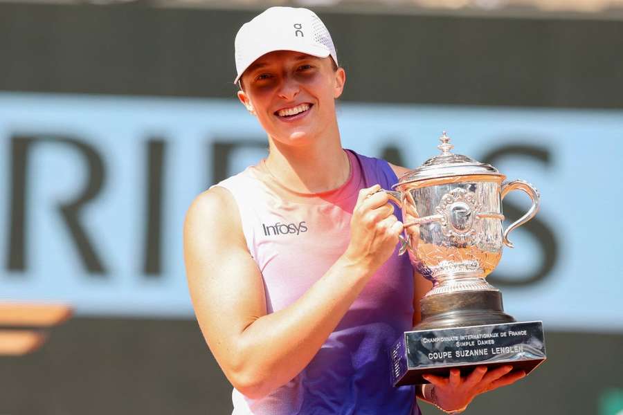 Iga Świątek z trofeum za wygranie zeszłorocznego Roland Garros