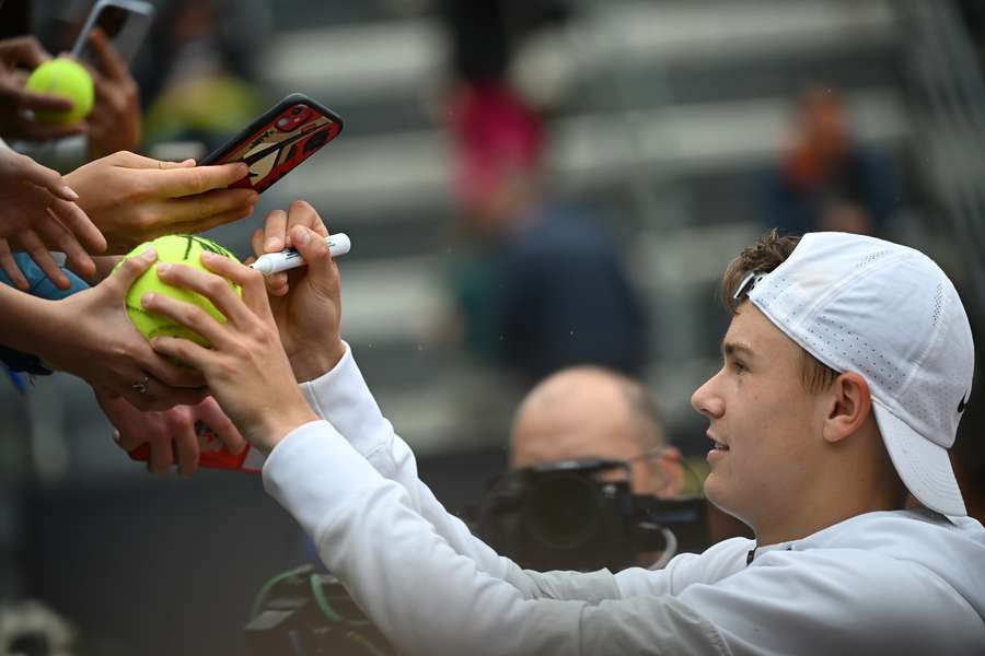Rune atende fãs após chegar à final em Roma Rune atende fãs após chegar à final em Roma