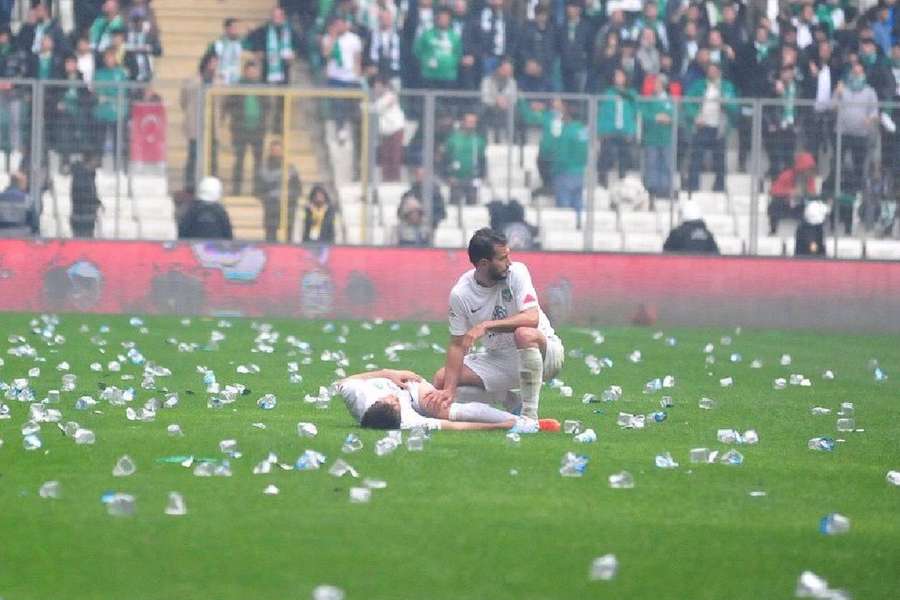 Jucătorii echipei oaspete au fost loviți cu obiecte aruncate din tribune