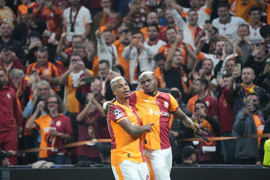 Mario Lemina et Victor Osimhen célèbrent