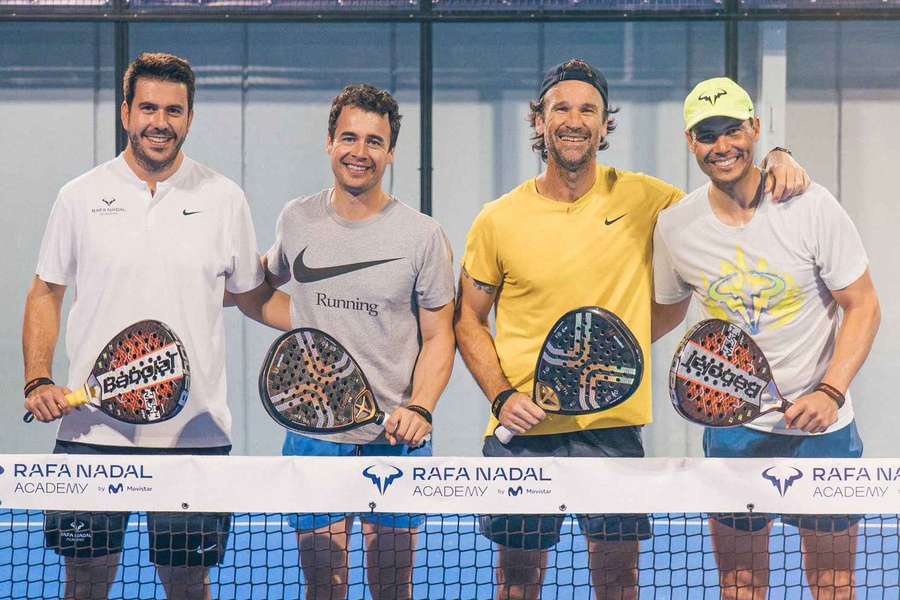 Rafa Nadal jugó un partido de pádel con amigos en su academia