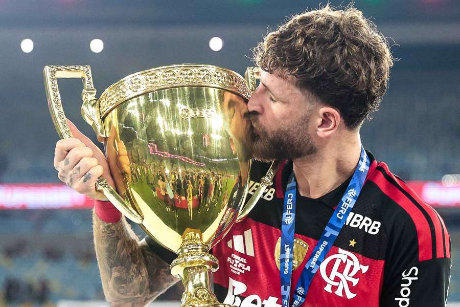 Léo Pereira e a taça do título carioca de 2026 Léo Pereira e a taça do título carioca de 2026